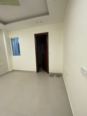 Room in 4 BHK Apartment at Ansal API Versalia, Sector 67a – for Rent