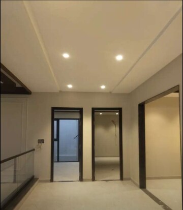 Room in 3 BHK Apartment at Gomti Nagar – for Rent