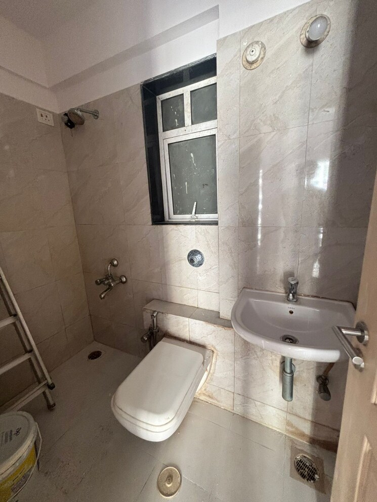 Bathroom, puranik-city-phase-ii 1 Bedroom 425 Sq.Ft. Apartment In Ghodbunder Road Thane 9581866
