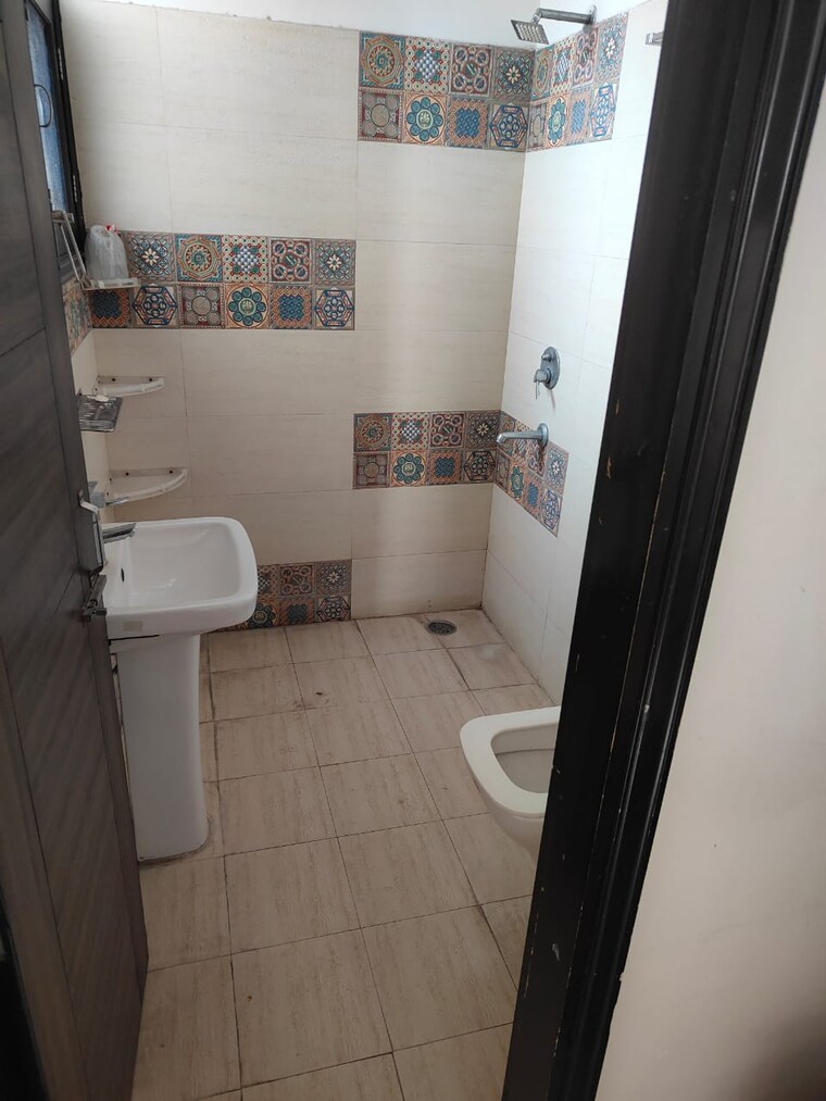 Bathroom, singla-south-city 2.5 Bedroom 1850 Sq.Ft. Builder Floor In Lohgarh Zirakpur 9581938