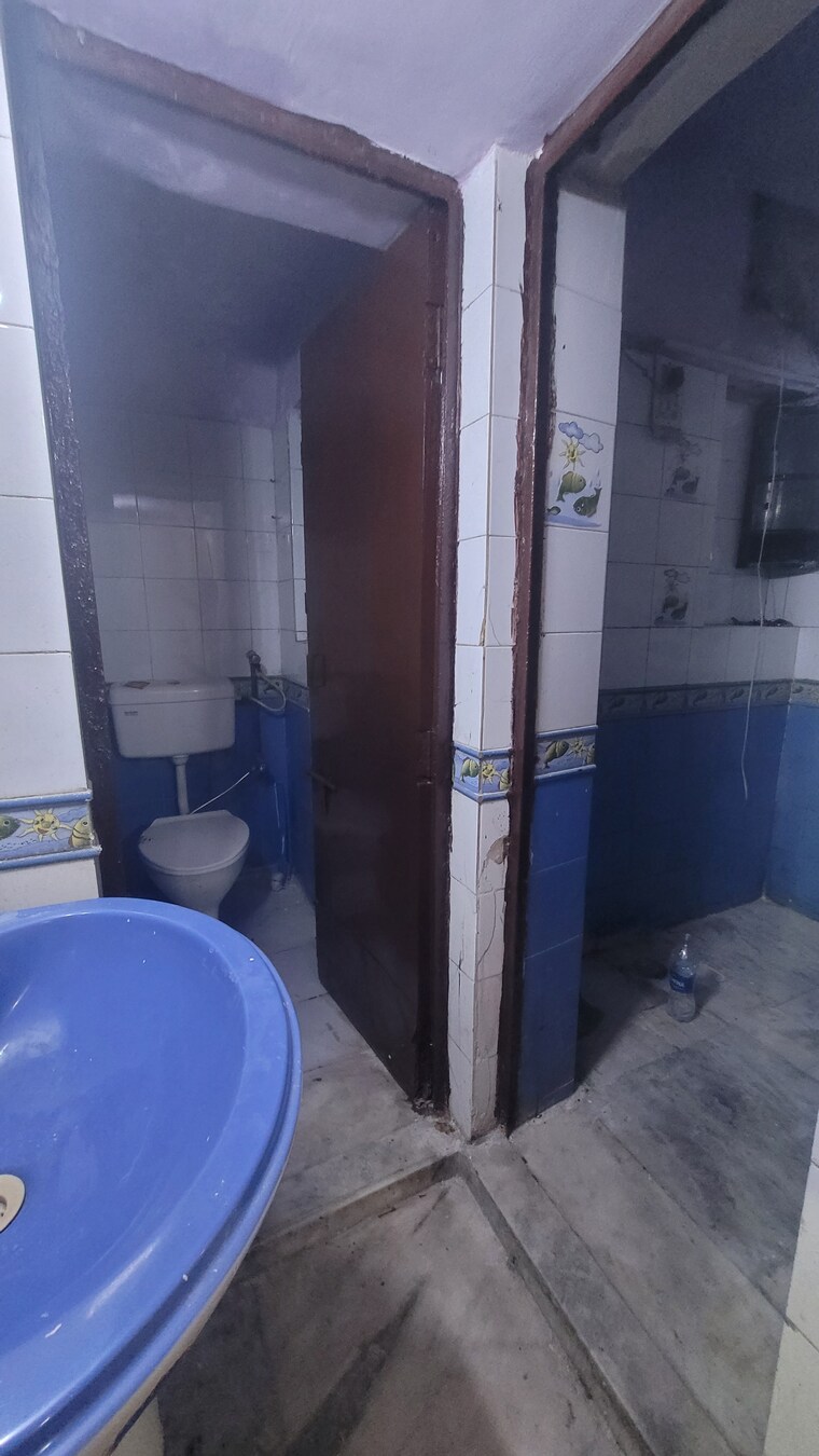 Bathroom, gtb enclave 3 Bedroom 900 Sq.Ft. Apartment In Gtb Enclave Delhi 9582014