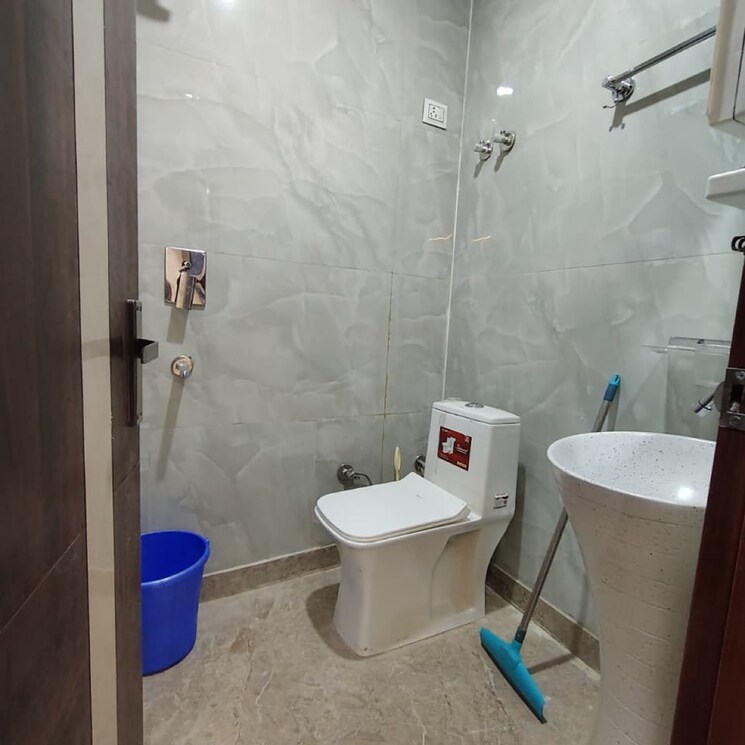 Bathroom, uttam nagar west 3 Bedroom 90 Sq.Yd. Builder Floor In Uttam Nagar West Delhi 9582027