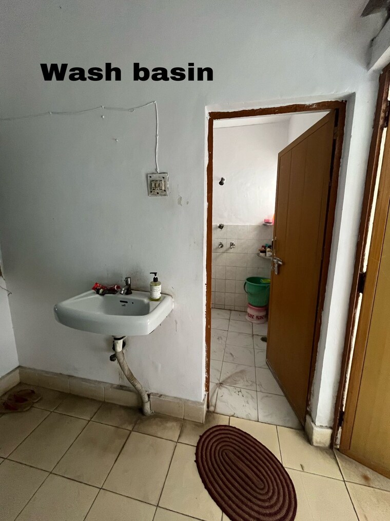 Bathroom, vineet khand Pg For Girls In Vineet Khand 9582015