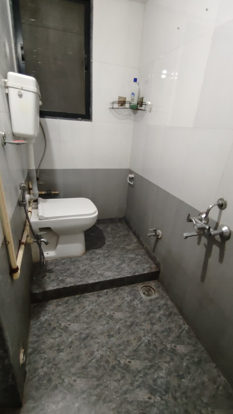 Bathroom, om-sai-agrima-apartment 2 Bedroom 610 Sq.Ft. Apartment In Mulund East Mumbai 9582058