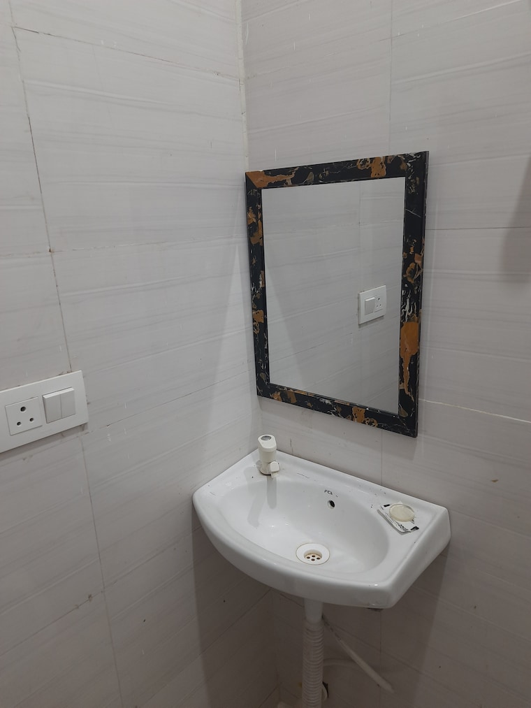 Bathroom, sector 31 Pg For Boys & Girls In Sector 31 9582049