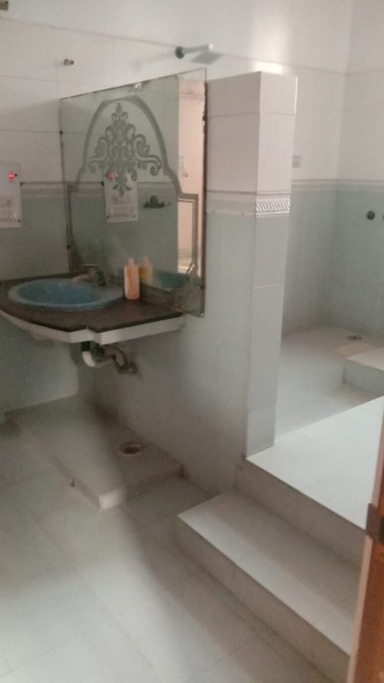 Bathroom, patel nagar 3 3 Bedroom 325 Sq.Ft. Builder Floor In Patel Nagar 3 Ghaziabad 9582063