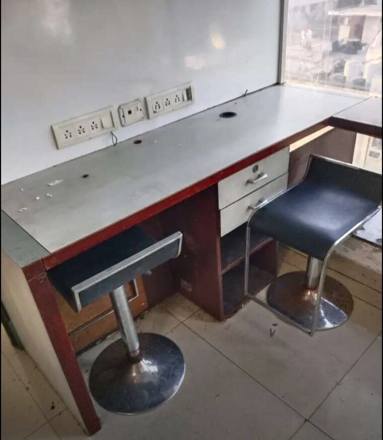 Team Area, hazratganj Commercial Office Space 3700 Sq.Ft. In Hazratganj Lucknow 9582191