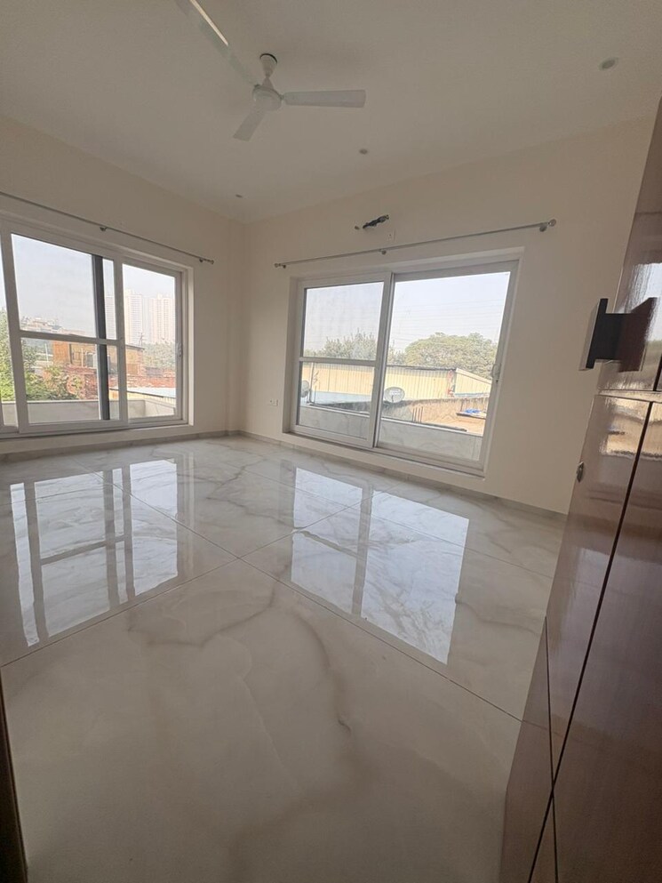 Room, rwa-apartments-sector-122 6+ Bedroom 300 Sq.Mt. Independent House In Sector 122 Noida 9582189