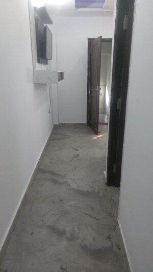 Building Lobby in 1 BHK Builder Floor at DLF The Grove, Sector 54 – for Rent