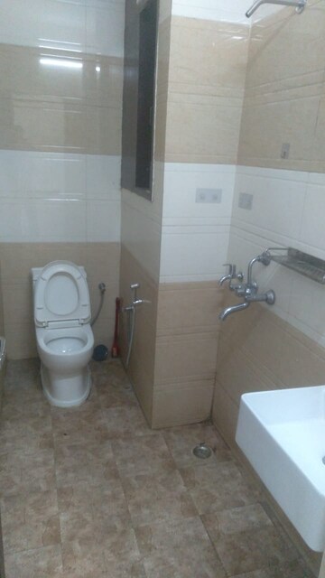 Bathroom in 1 BHK Builder Floor at DLF The Grove, Sector 54 – for Rent