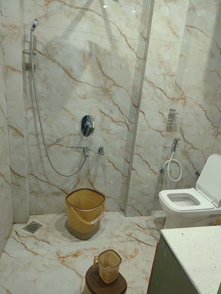 Bathroom, dhanya-niketan 2 Bedroom 130 Sq.Mt. Builder Floor In Sector 42 Noida 9582259