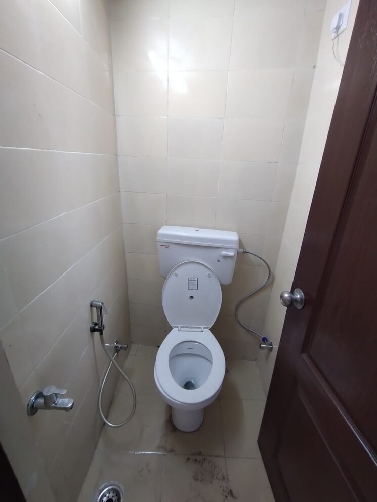 Bathroom, paras-tierea 2 Bedroom 925 Sq.Ft. Apartment In Sector 137 Noida 9582236