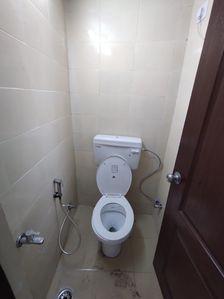 Bathroom, paras-tierea 2 Bedroom 925 Sq.Ft. Apartment In Sector 137 Noida 9582236