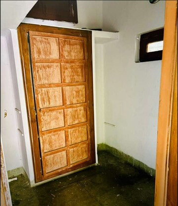 Room in 1 BHK Independent House at Hazratganj – for Rent