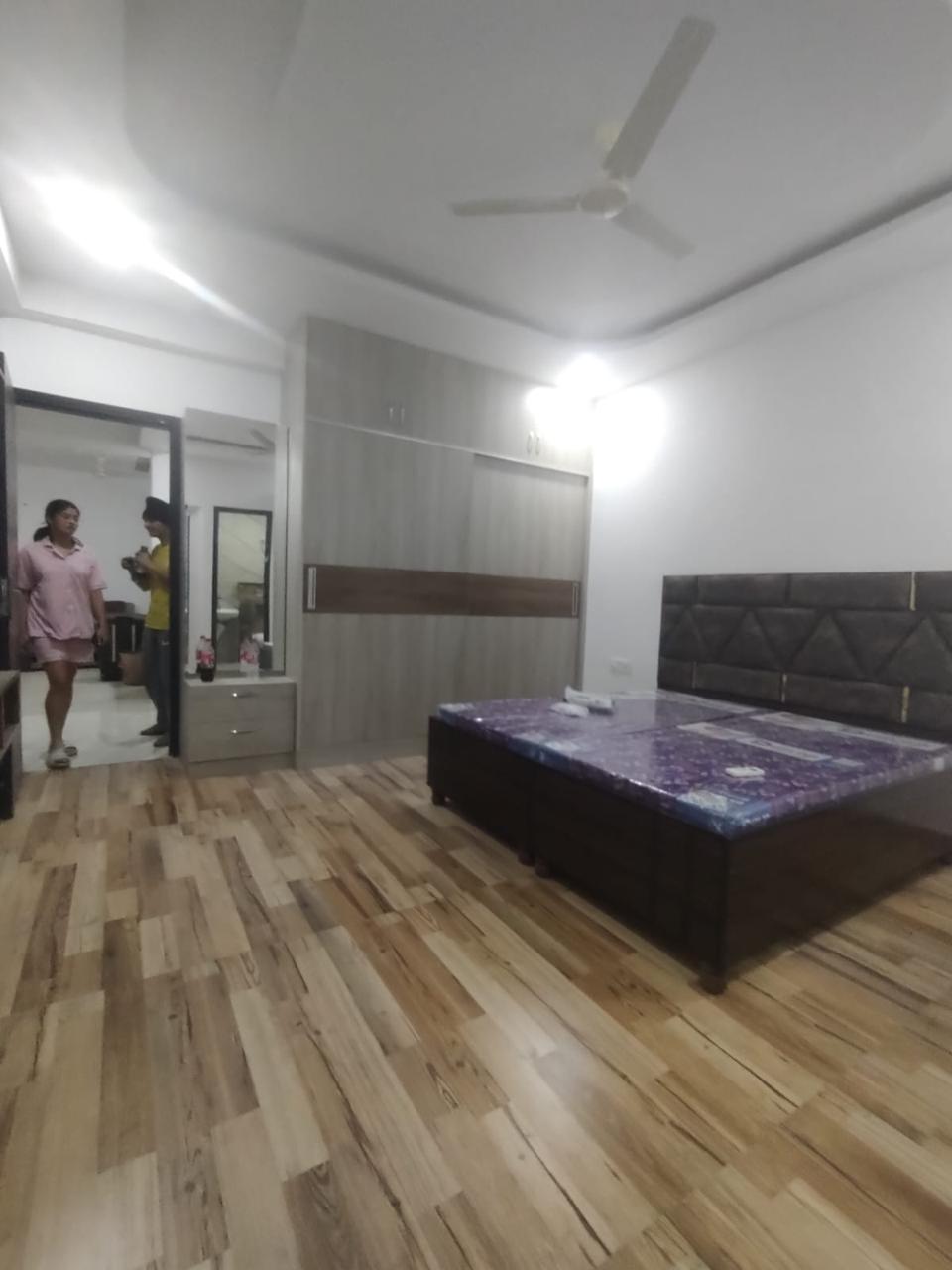 3 BHK + Servant Room Apartment For Rent in Gomti Homes