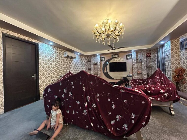 Living Room, freedom fighters enclave 3 Bedroom 1500 Sq.Ft. Builder Floor In Freedom Fighters Enclave Delhi 9582390