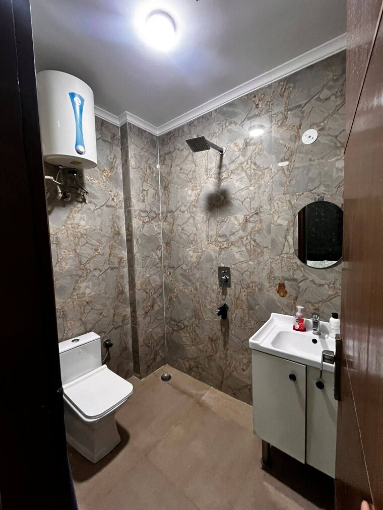 Bathroom, freedom fighters enclave 3 Bedroom 1500 Sq.Ft. Builder Floor In Freedom Fighters Enclave Delhi 9582390