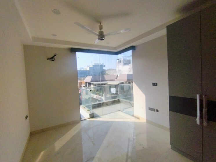 Room, rana pratap bagh 4 Bedroom 256 Sq.Yd. Builder Floor In Rana Pratap Bagh Delhi 9582424