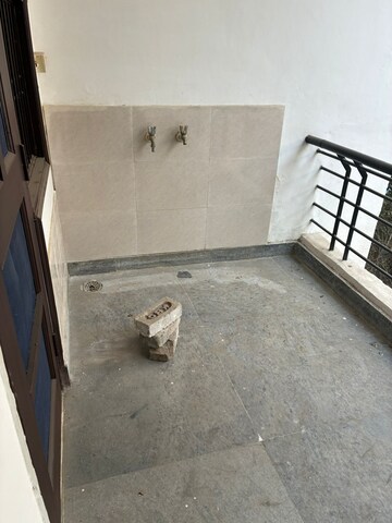 Furnished Amenities in 2.5 BHK Builder Floor at Ardee Mall, Sector 52 – for Rent