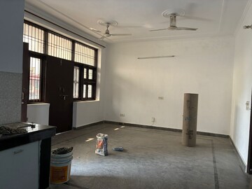 Room in 2.5 BHK Builder Floor at Ardee Mall, Sector 52 – for Rent