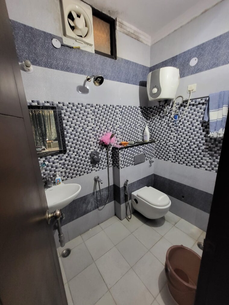 Master Bedroom, huda-staff-colony 3 Bedroom 1800 Sq.Ft. Builder Floor In Sector 46 Gurgaon 9582510