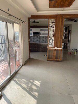 Room in 4 BHK Apartment at Amrapali Crystal Homes, Sector 76 – for Rent