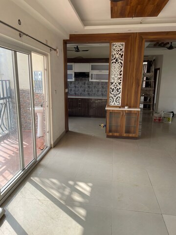 Room in 4 BHK Apartment at Amrapali Crystal Homes, Sector 76 – for Rent