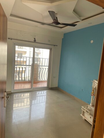 Room in 4 BHK Apartment at Amrapali Crystal Homes, Sector 76 – for Rent