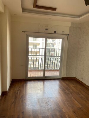 Room in 4 BHK Apartment at Amrapali Crystal Homes, Sector 76 – for Rent