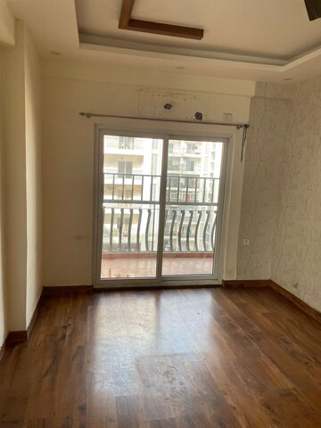 Room in 4 BHK Apartment at Amrapali Crystal Homes, Sector 76 – for Rent