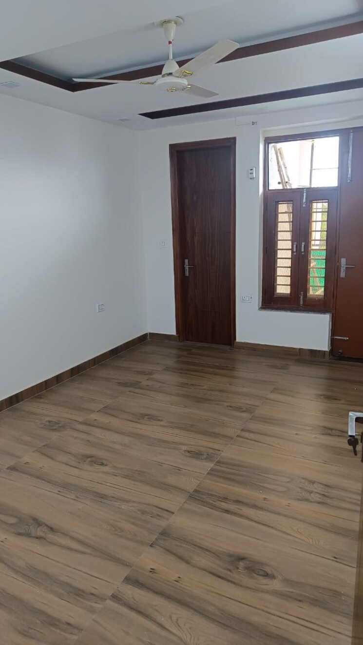 Room, sector 85 4 Bedroom 300 Sq.Yd. Builder Floor In Sector 85 Faridabad 9582554