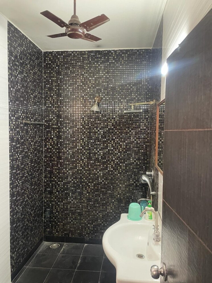 Bathroom, kailash colony 3 Bedroom 1300 Sq.Ft. Builder Floor In Kailash Colony Delhi 9582594