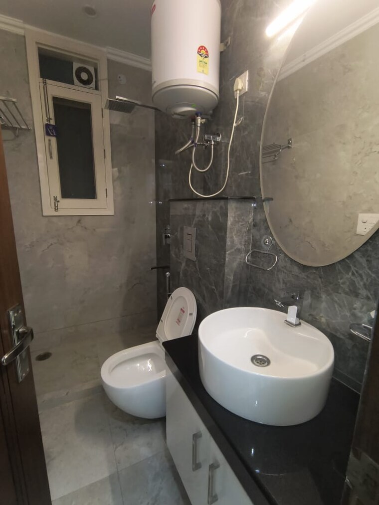 Bathroom, chittaranjan park 3 Bedroom 1300 Sq.Ft. Builder Floor In Chittaranjan Park Delhi 9582611