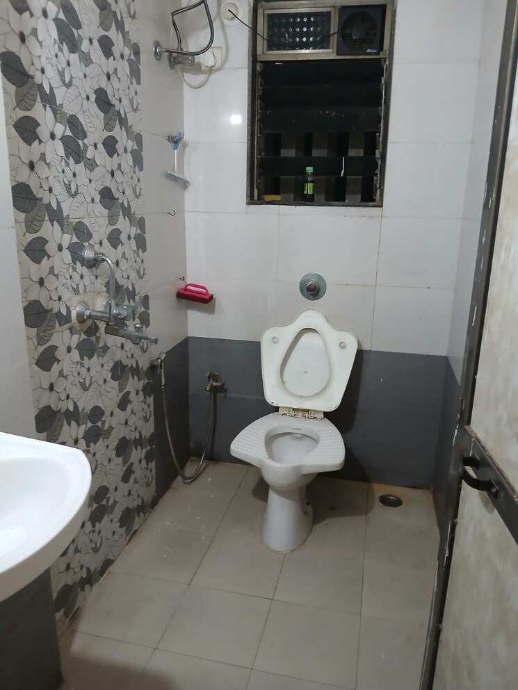 Bathroom, matru-aashish 1 Bedroom 350 Sq.Ft. Apartment In Parel Mumbai 9582615