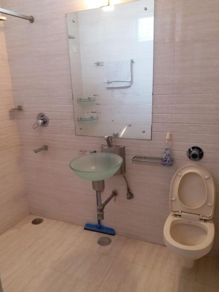 Bathroom, kalkaji 3 Bedroom 1450 Sq.Ft. Builder Floor In Kalkaji Delhi 9582617