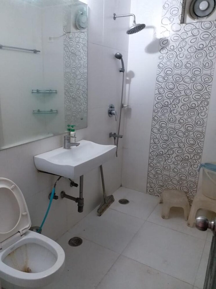 Bathroom, kalkaji 3 Bedroom 1450 Sq.Ft. Builder Floor In Kalkaji Delhi 9582617