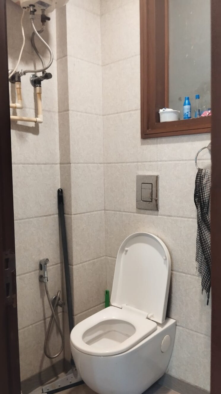 Bathroom, chittaranjan park 3 Bedroom 1450 Sq.Ft. Builder Floor In Chittaranjan Park Delhi 9582622