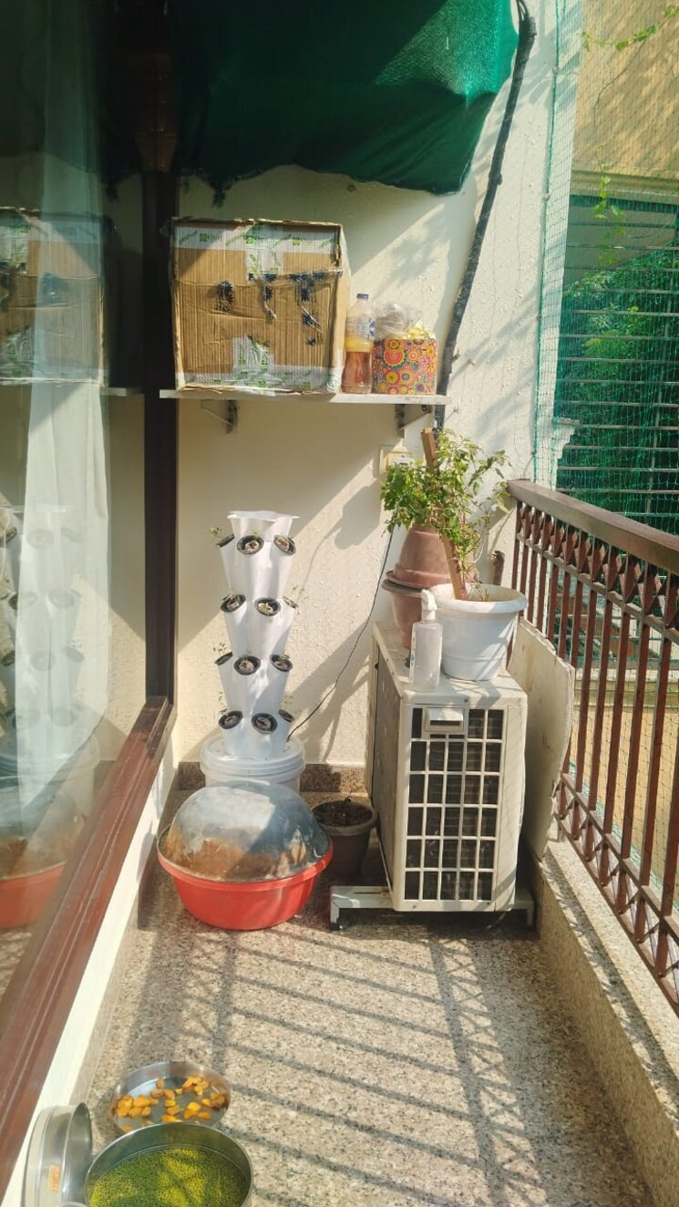 Balcony, chittaranjan park 3 Bedroom 1450 Sq.Ft. Builder Floor In Chittaranjan Park Delhi 9582622