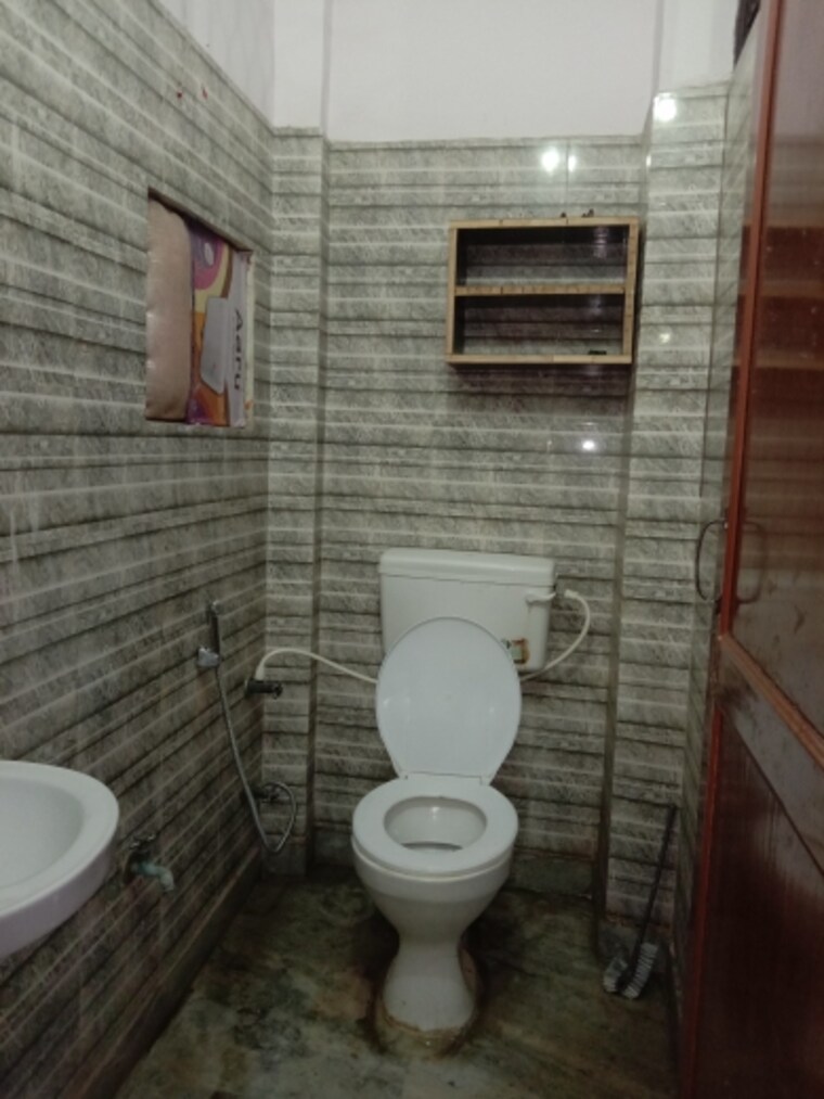 Bathroom, dwarka mor 3 Bedroom 900 Sq.Ft. Builder Floor In Dwarka Mor Delhi 9582627