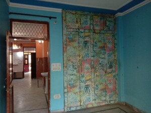 Room in 3 BHK Builder Floor at Dwarka Mor – for Rent