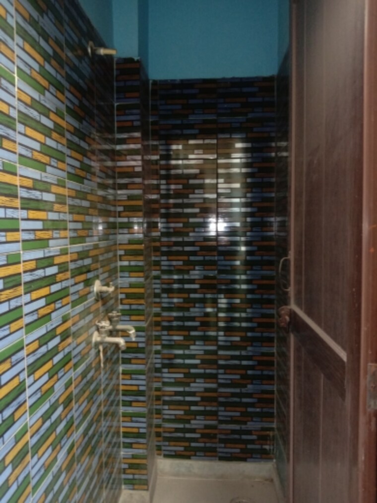 Bathroom, dwarka mor 3 Bedroom 900 Sq.Ft. Builder Floor In Dwarka Mor Delhi 9582627