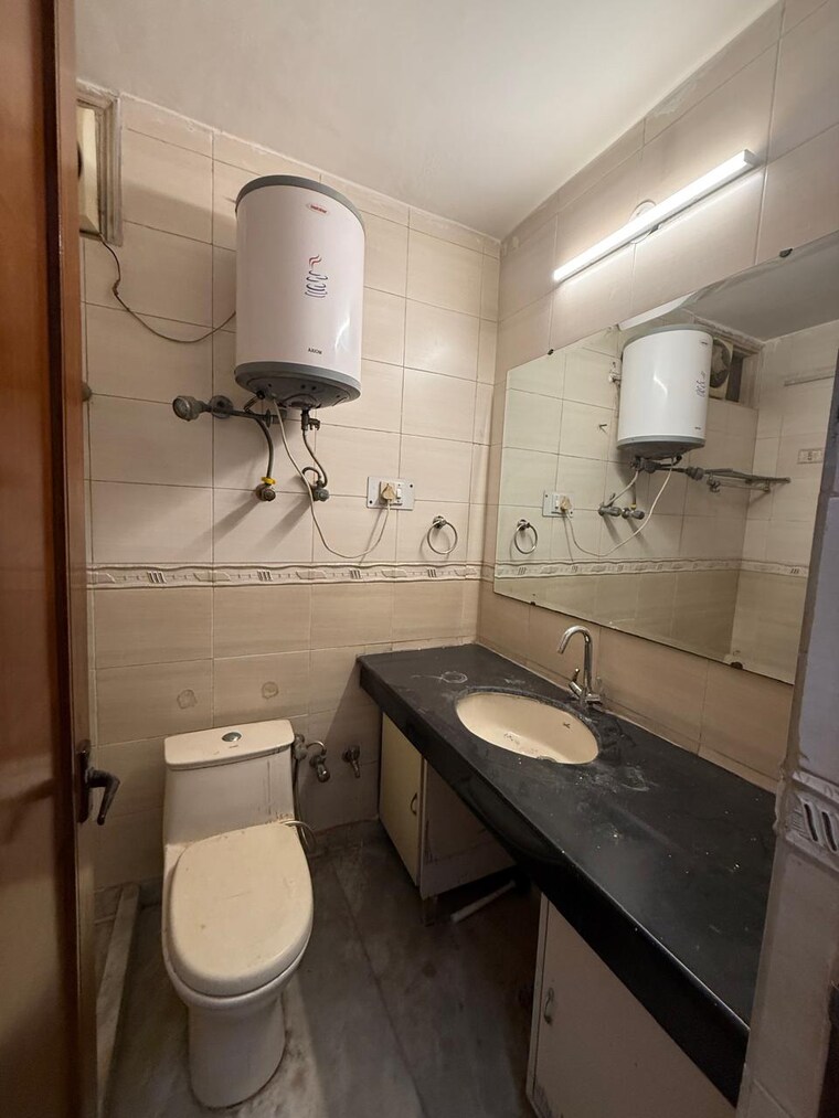 Bathroom, chittaranjan park 3 Bedroom 1500 Sq.Ft. Builder Floor In Chittaranjan Park Delhi 9582630
