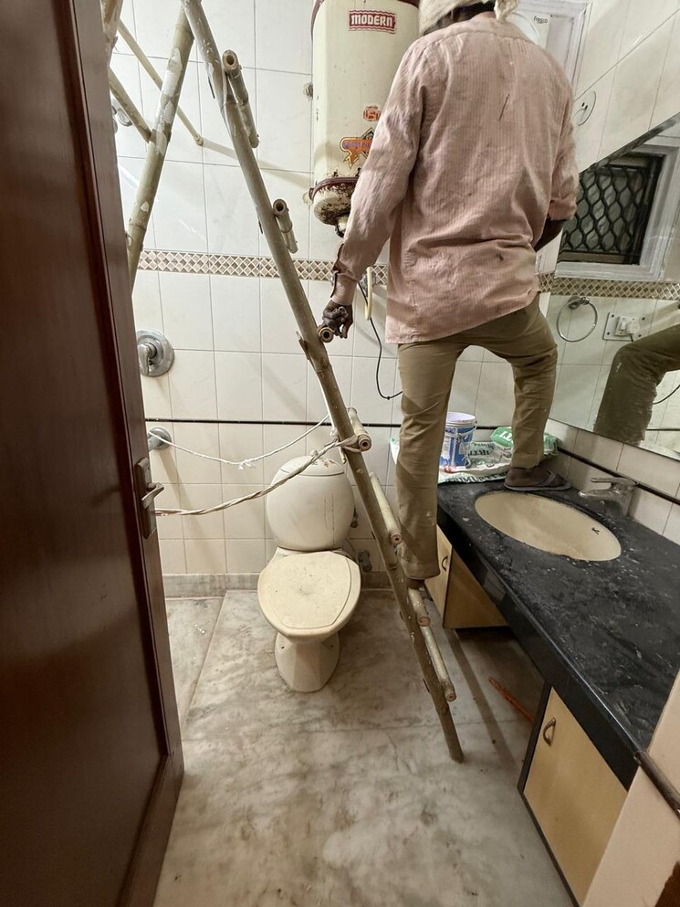 Bathroom, chittaranjan park 3 Bedroom 1500 Sq.Ft. Builder Floor In Chittaranjan Park Delhi 9582630