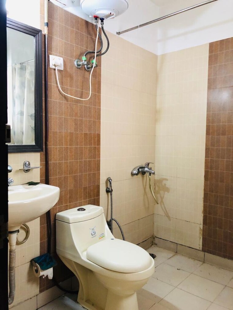 Bathroom, chittaranjan park 1 Bedroom 800 Sq.Ft. Builder Floor In Chittaranjan Park Delhi 9582633