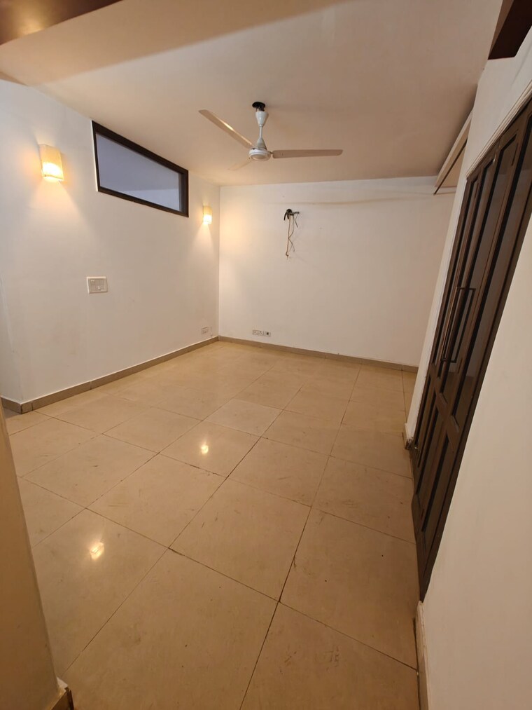 Room, greater kailash ii 3 Bedroom 2000 Sq.Ft. Builder Floor In Greater Kailash ii Delhi 9582642