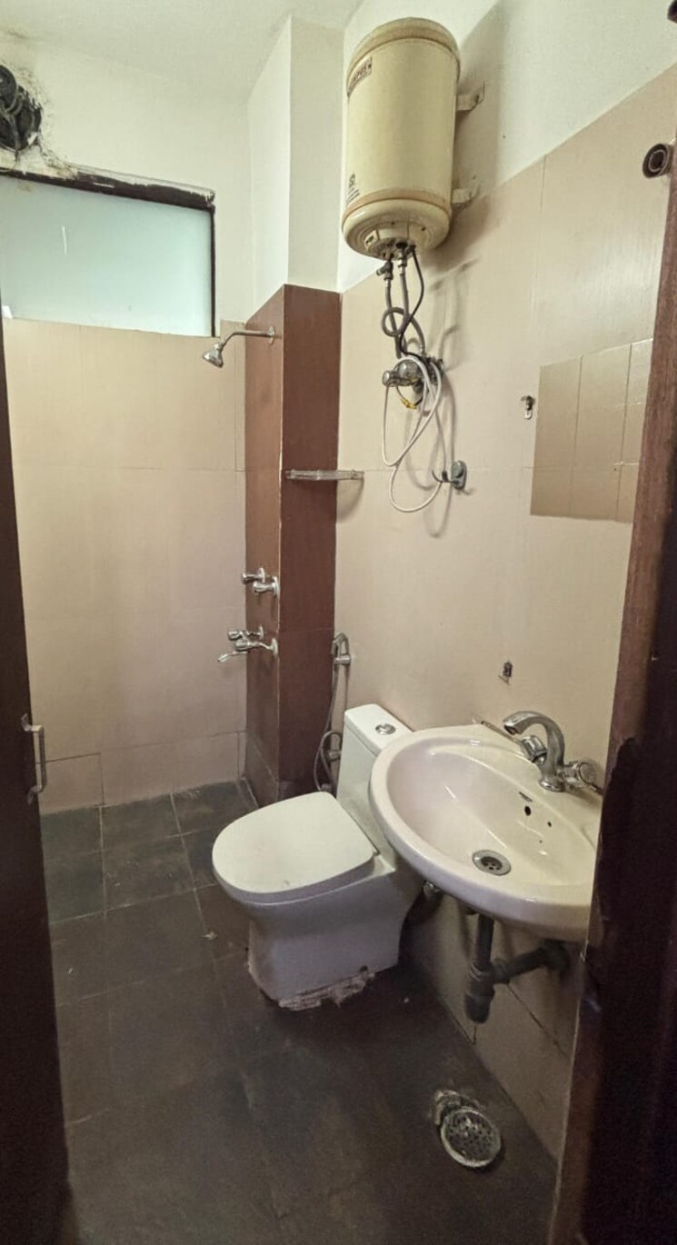 Bathroom, greater kailash ii 3 Bedroom 2000 Sq.Ft. Builder Floor In Greater Kailash ii Delhi 9582642