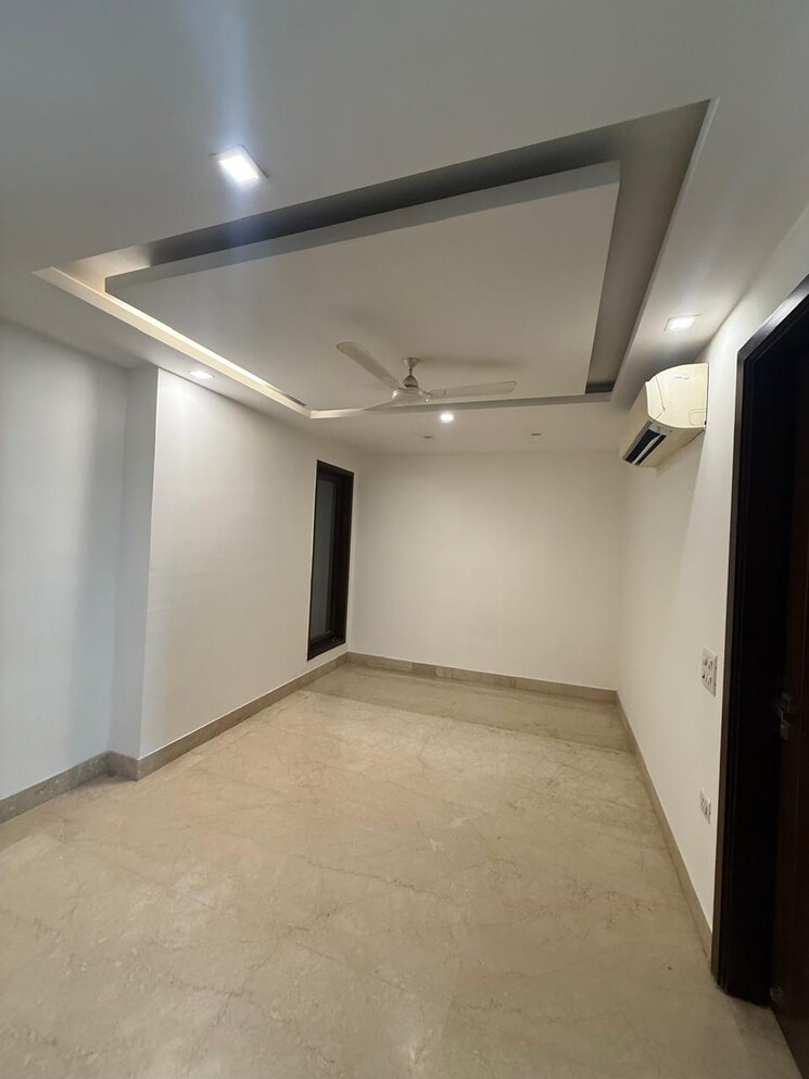 Room, greater kailash ii 3 Bedroom 2500 Sq.Ft. Builder Floor In Greater Kailash ii Delhi 9582645