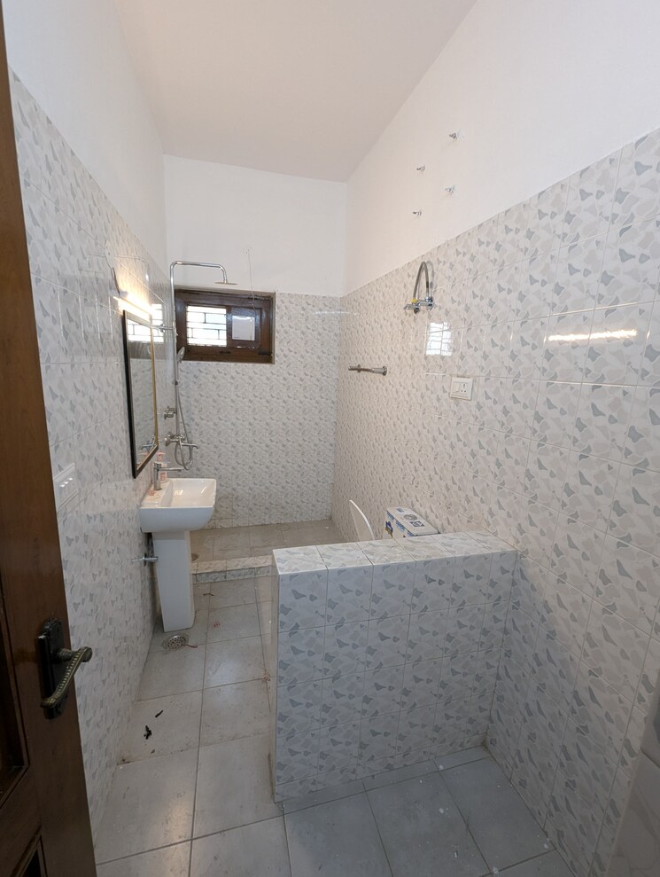 Bathroom, krishna-palace-faridabad 5 Bedroom 350 Sq.Yd. Independent House In Sector 15a Faridabad 9582654