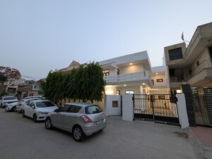 Parking in 5 BHK Independent House at Krishna Palace Faridabad, Sector 15a – for Rent