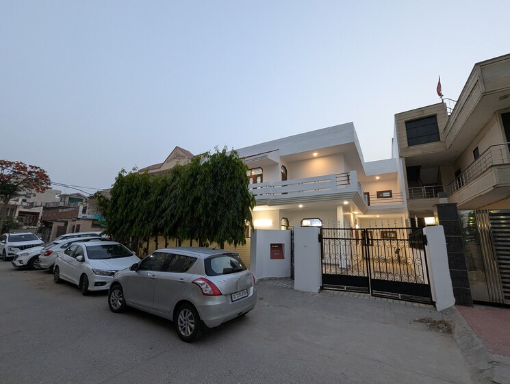  Parking, krishna-palace-faridabad 5 Bedroom 350 Sq.Yd. Independent House In Sector 15a Faridabad 9582654